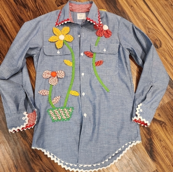 Vtg 70s Chambray Denim button down shirt with Patchwork flowers and butterfly - Picture 9 of 14